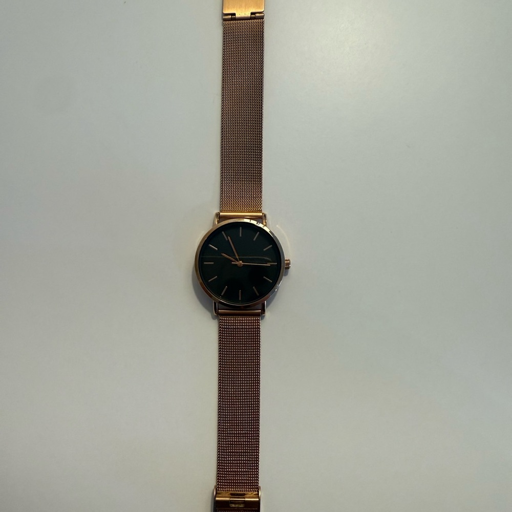H&M gold and black minimalist watch 
Battery needs to be changed #glamour